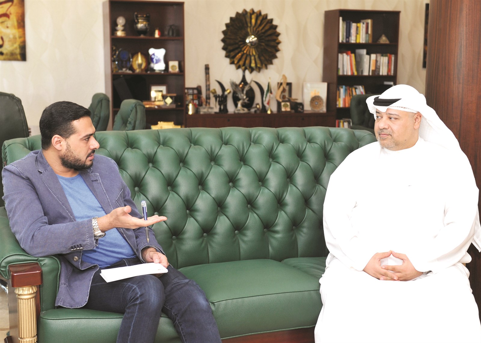 مهدي متحدثاً للزميل إبراهيم موسى (تصوير سعد هنداوي)