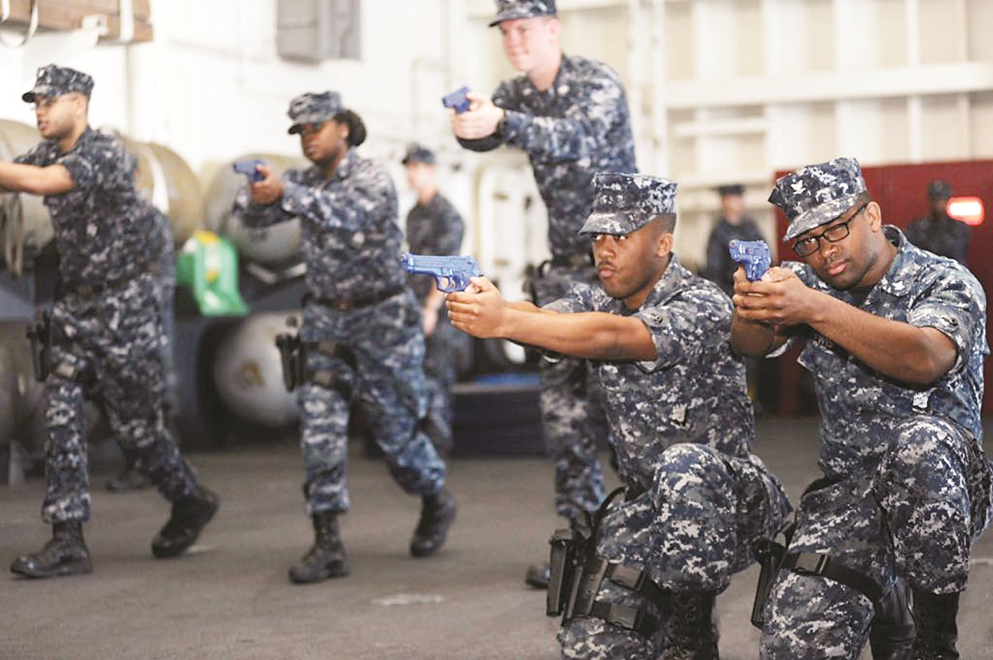 تدريب عملي على استخدام السلاح