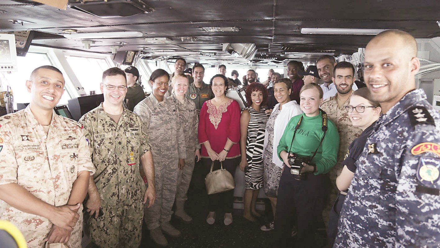 طاقم الحاملة ووفد الرحلة