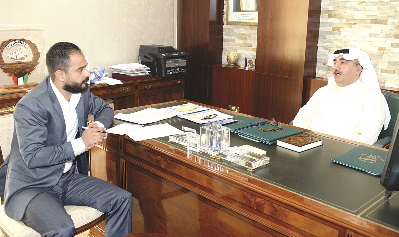 الحساوي متحدثاً للزميل محمد أنور (تصوير زكريا عطية)