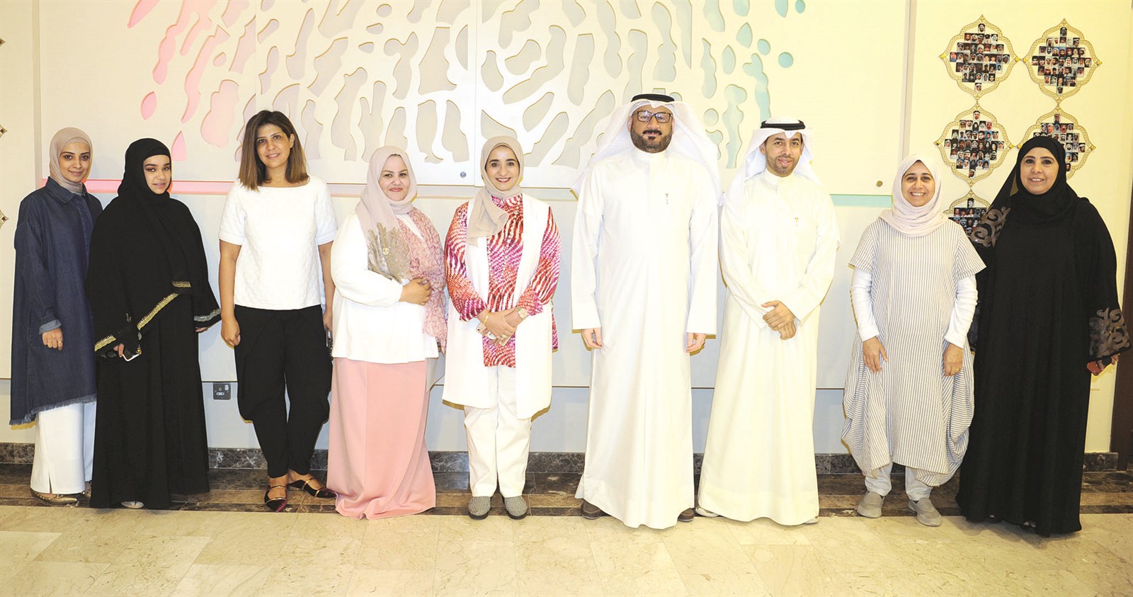 أشواق العرادة والزميل ناصر الفرحان يتوسطان موظفي مكتب الرعاية الأسرية (تصوير طارق عزالدين)