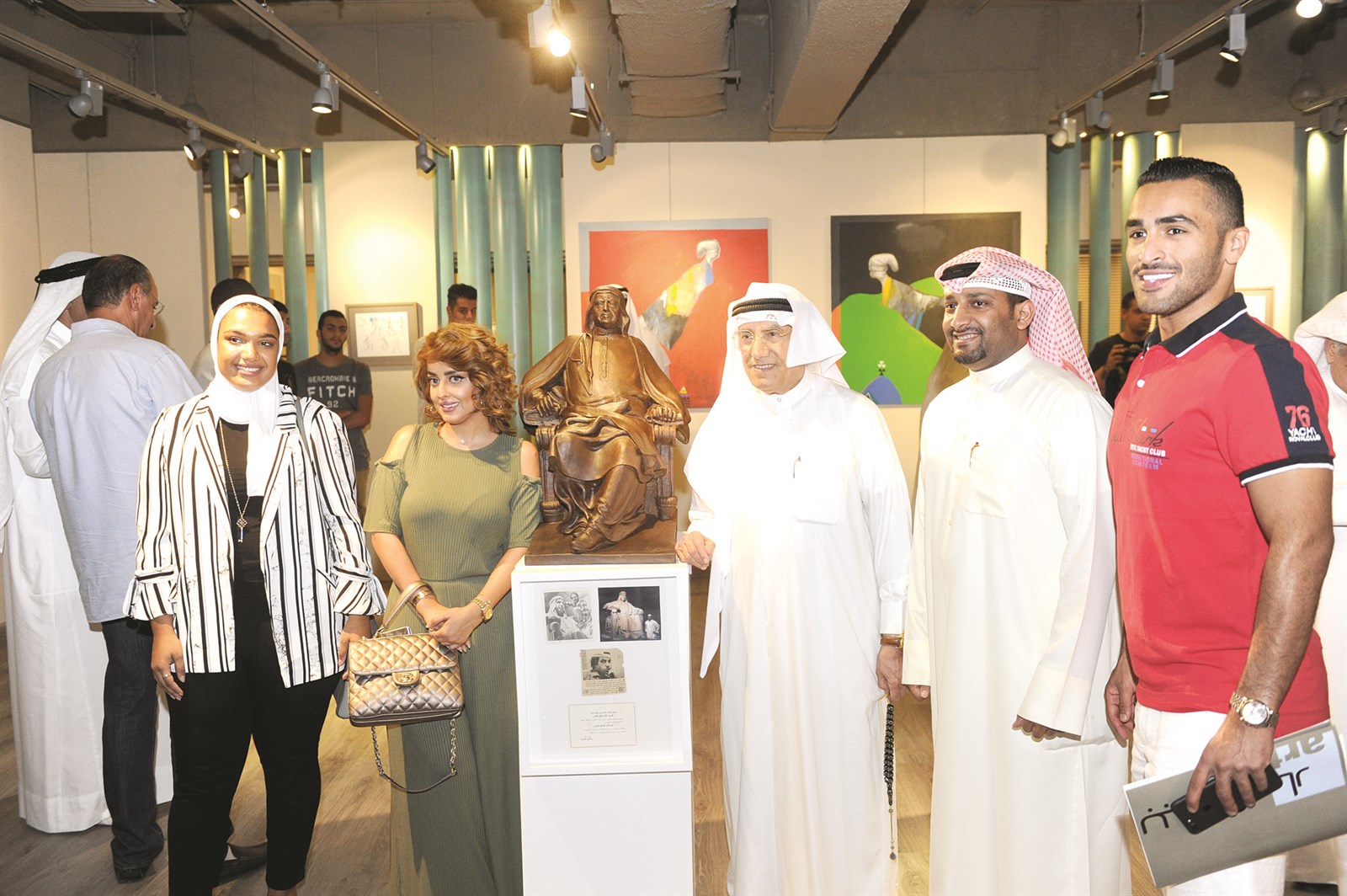 جولة في المعرض (تصوير طارق عزالدين)