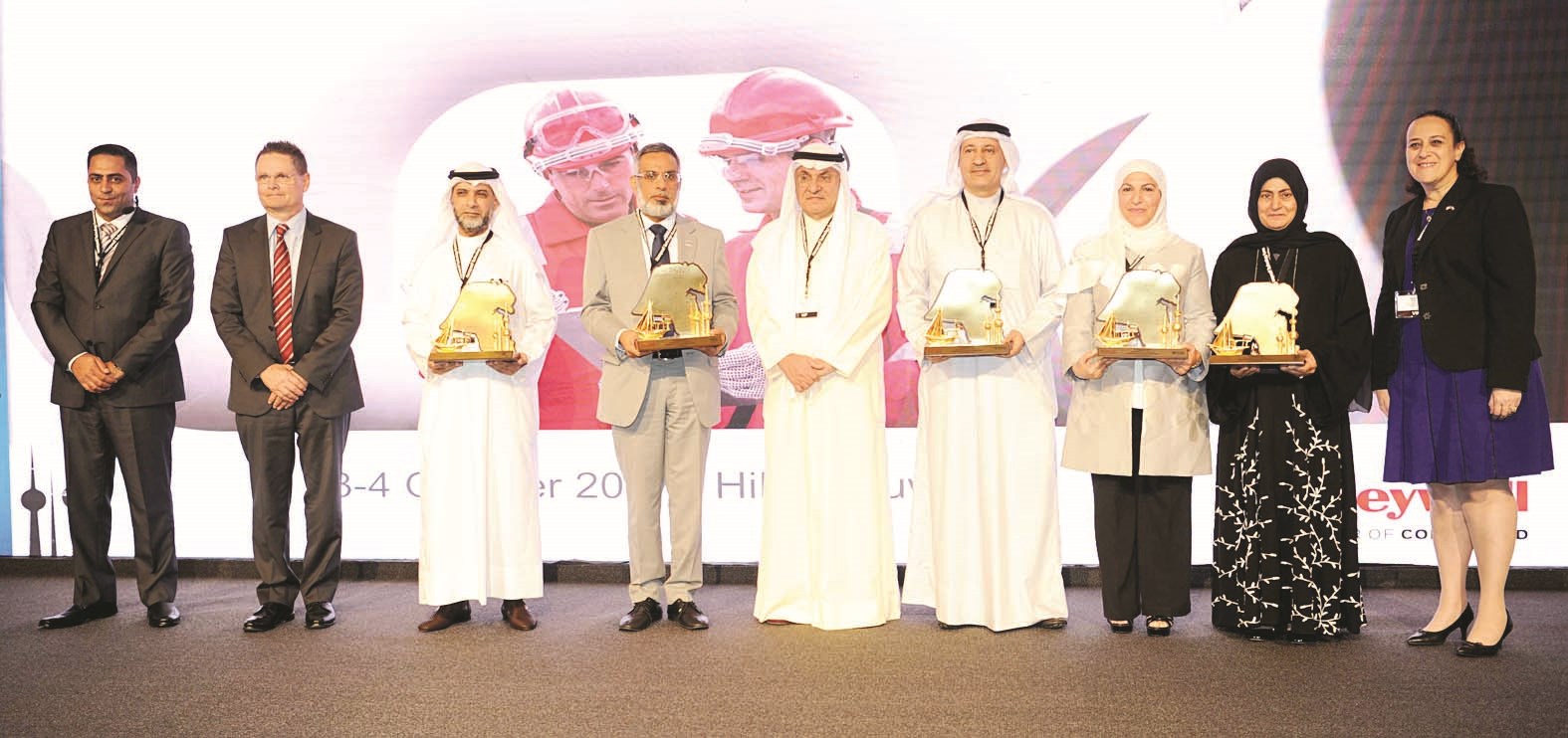 الصقر متوسطاً الجيماز والديحاني خلال المؤتمر (تصوير طارق عزالدين)