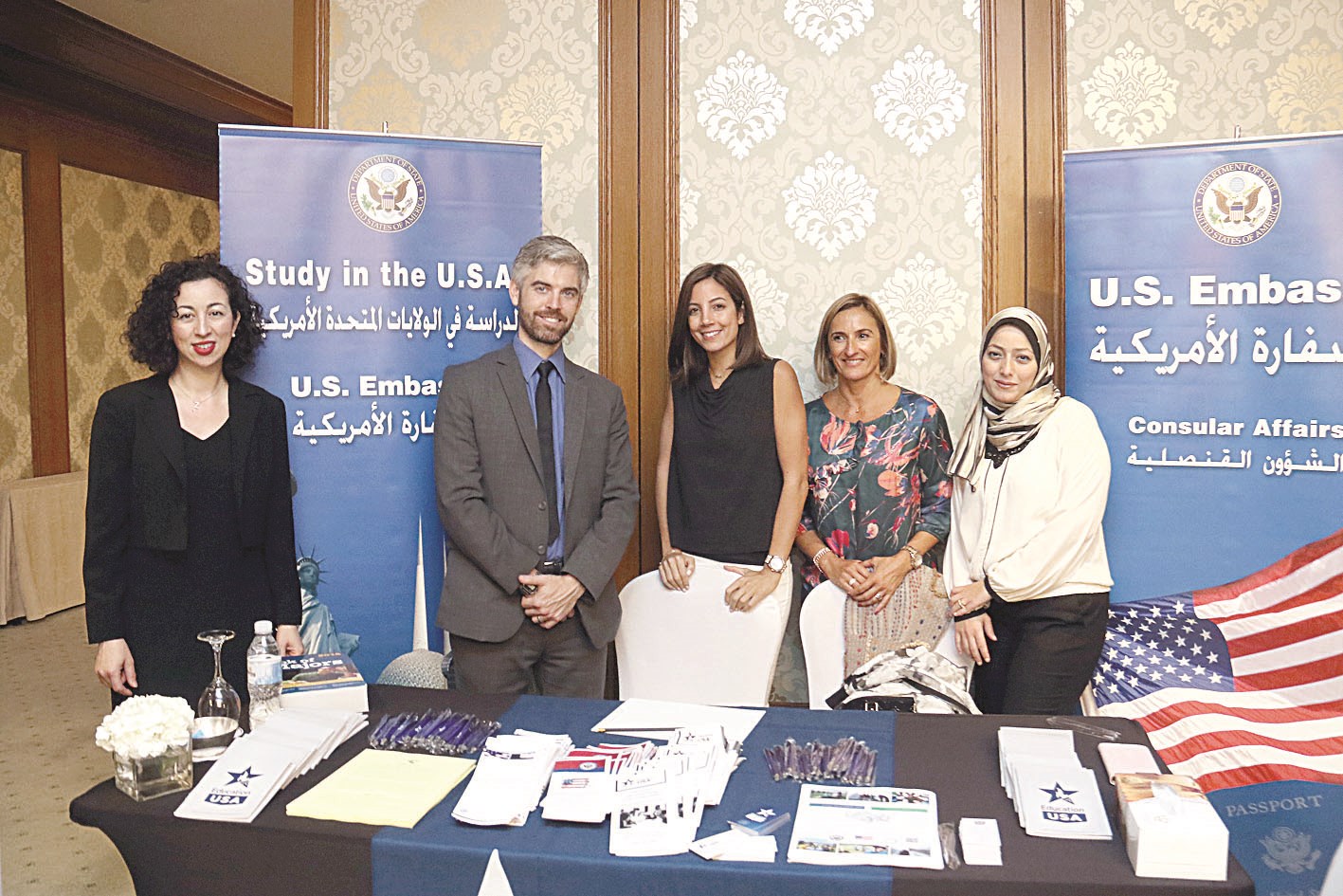 .... ومع مسؤولي الشؤون القنصلية في السفارة (تصوير بسام زيدان)