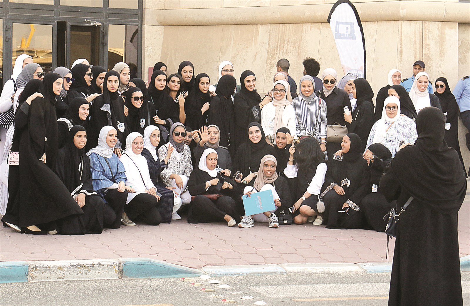 صورة جماعية للطالبات  (تصوير بسام زيدان)