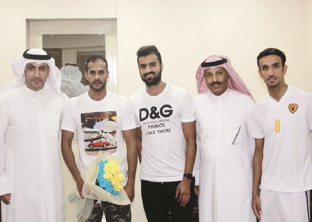 u0644u0627u0639u0628 u0627u0644u0633u0627u0644u0645u064au0629 u0623u062du0645u062f u0639u0628u062fu0627u0644u063au0641u0648u0631 u064au0642u062fu0645 u0628u0627u0642u0629 u0648u0631u062f u0625u0644u0649 u0628u062fu0631 u0627u0644u0645u0637u0648u0639 u062eu0644u0627u0644 u0632u064au0627u0631u0629 u0642u0627u0645 u0628u0647u0627 u0623u0645u0633 u0625u0644u0649 u0646u0627u062fu064a u0627u0644u0642u0627u062fu0633u064au0629