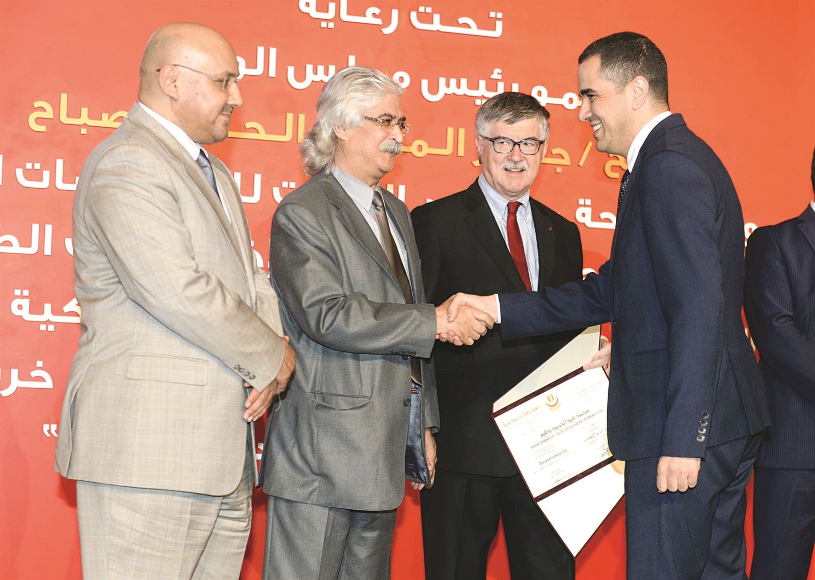 الطبيب محمد دغيم يتسلم شهادة البورد بحضور الثويني     (تصوير زكريا عطية)