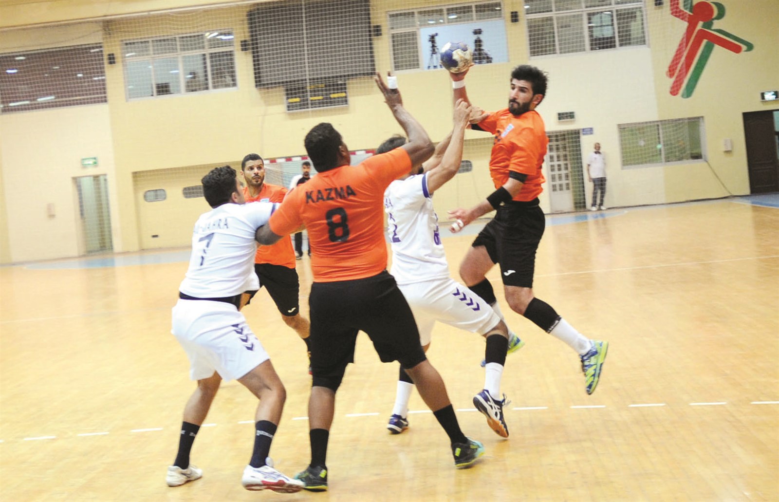 u0644u0627u0639u0628 u0643u0627u0638u0645u0629 u0623u062du0645u062f u0627u0644u0642u0637u0627u0646 u0645u062du0627u0648u0644u0627u064b u0627u0644u062au0635u0648u064au0628 u0631u063au0645 u0645u0636u0627u064au0642u0629 u0644u0627u0639u0628u064a u0627u0644u062cu0647u0631u0627u0621 (u062au0635u0648u064au0631 u0643u0631u0645 u0630u064au0627u0628)