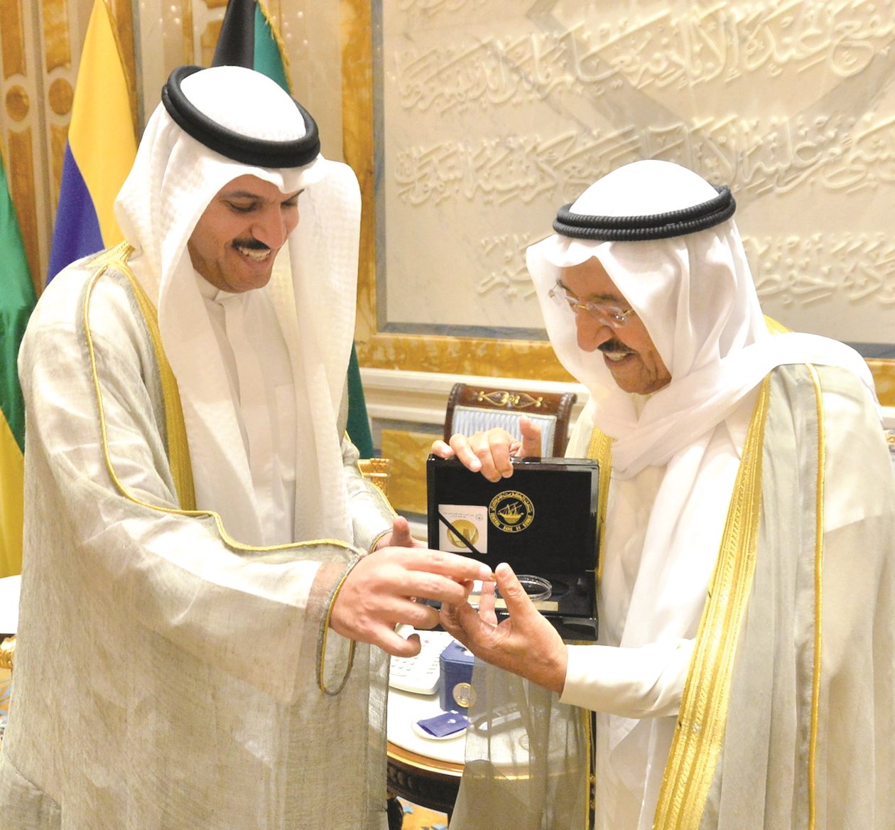 ... ويتسلم الإصدار التذكاري من الهاشل