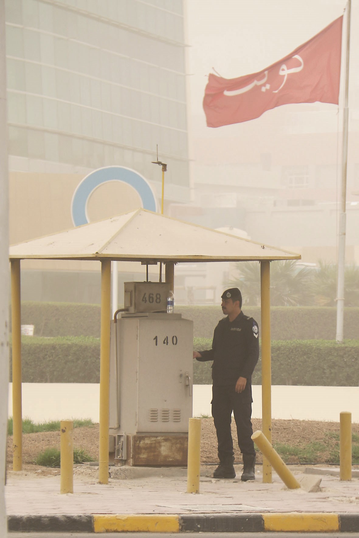 شرطي يمارس مهامه في عز «الطوز» (تصوير بسام زيدان)