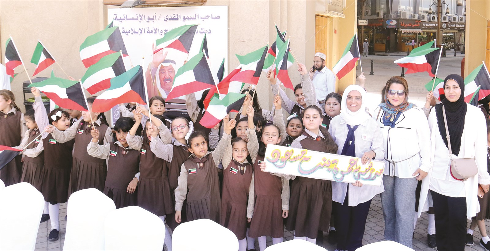 معلمات وتلميذات إحدى المدارس المشاركة