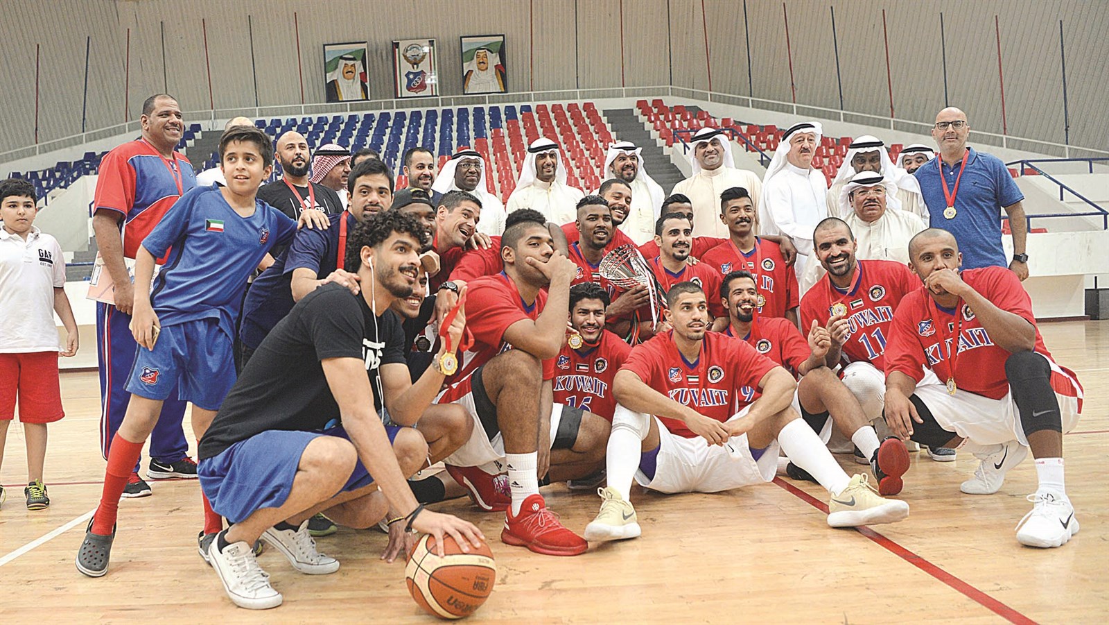 u0641u0631u064au0642 u0627u0644u0643u0648u064au062a u0644u0643u0631u0629 u0627u0644u0633u0644u0629 u0645u062au0648u0651u062cu0627u064b u0628u0643u0623u0633 u0627u0644u0633u0648u0628u0631  (u062au0635u0648u064au0631 u0646u0627u064au0641 u0627u0644u0639u0642u0644u0629)