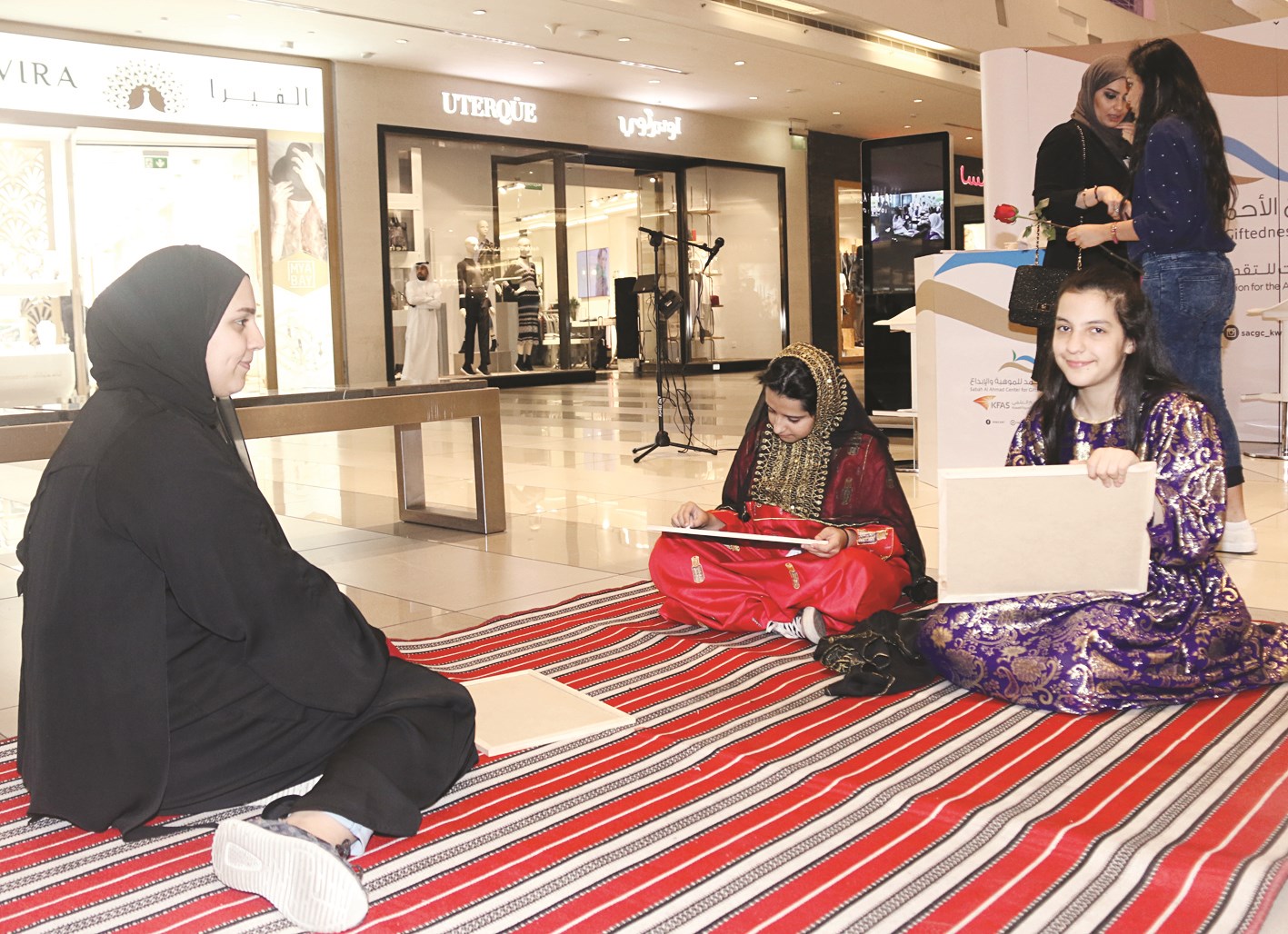 معلمة تحاكي وتلميذتين طريقة التعليم أيام زمان