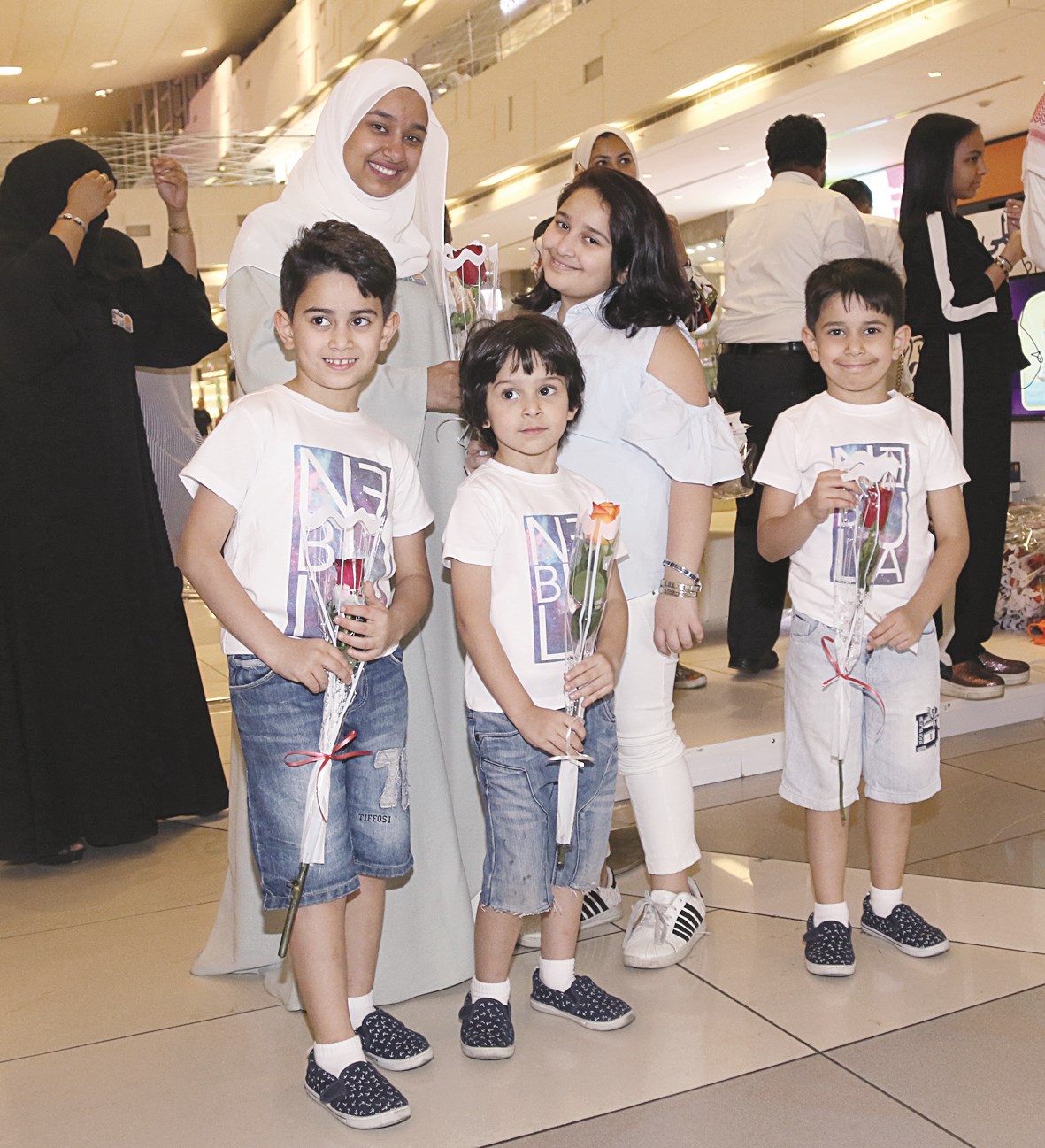 أطفال يحملون وروداً لإهدائها للمعلمين