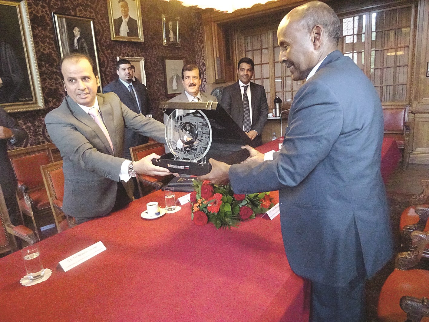 u0627u0644u0639u0632u0628 u064au0642u062fu0645 u0647u062fu064au0629 u062au0630u0643u0627u0631u064au0629 u0644u0646u0627u0626u0628 u0631u0626u064au0633 u0645u062du0643u0645u0629 u0627u0644u0639u062fu0644 u0627u0644u062fu0648u0644u064au0629