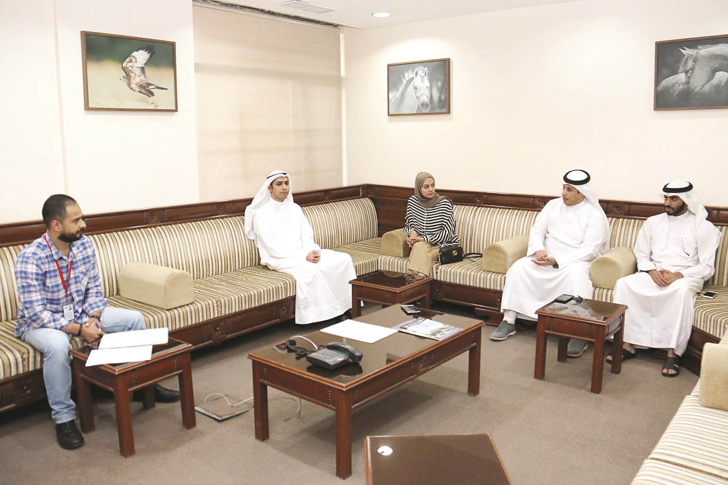 فريق عمل مشروع «برايح سالم» في ديوانية «الراي»