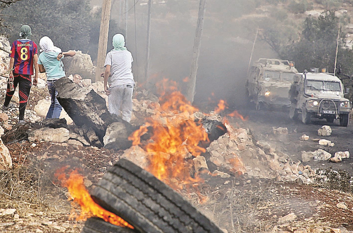 u0645u062au0638u0627u0647u0631u0648u0646 u0641u0644u0633u0637u064au0646u064au0648u0646 u064au0644u0642u0648u0646 u062du062cu0627u0631u0629 u0639u0644u0649 u062cu0646u0648u062f u0625u0633u0631u0627u0626u064au0644u064au064au0646 u062eu0644u0627u0644 u0627u0634u062au0628u0627u0643u0627u062a u0641u064a u0642u0631u064au0629 u0643u0641u0631 u0642u062fu0648u0645 u0641u064a u0646u0627u0628u0644u0633 (u0623 u0641 u0628)