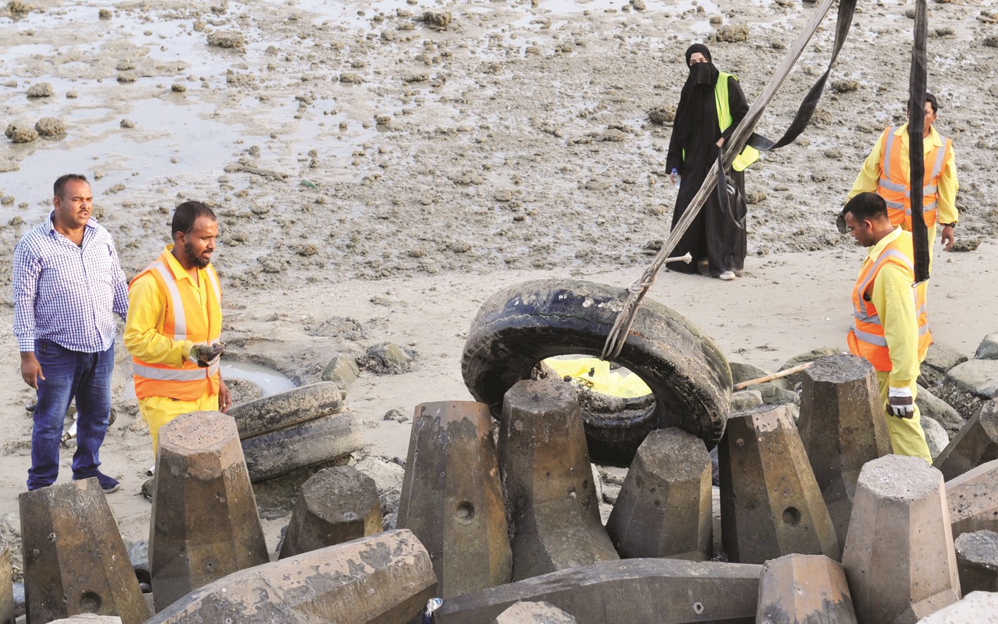 إطار يرفع بمعدات ثقيلة