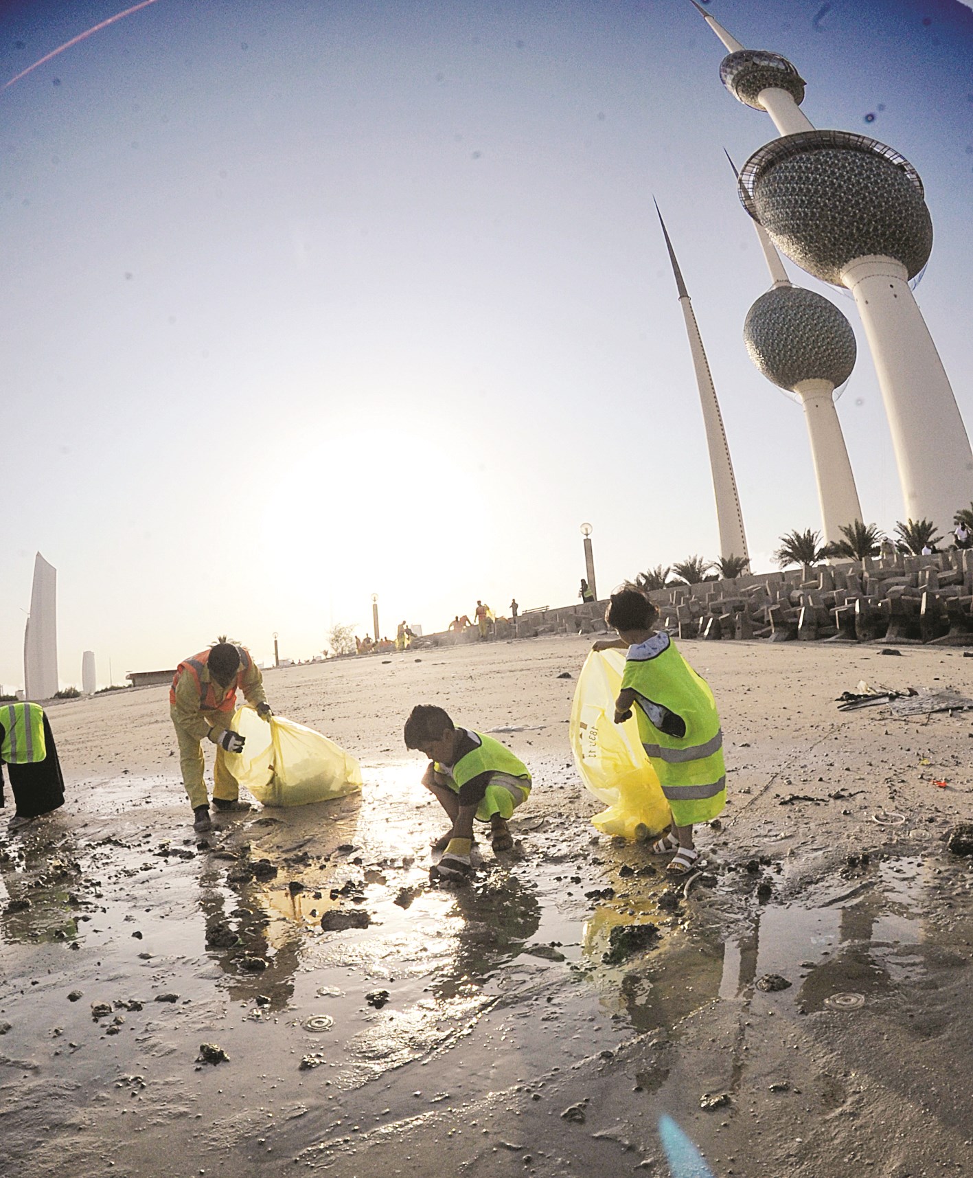 شاطئ الأبراج يئن من النفايات (تصوير سعد هنداوي)