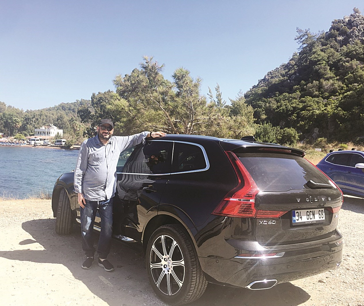 الزميل ناصر الفرحان مع سيارة XC60 SUV