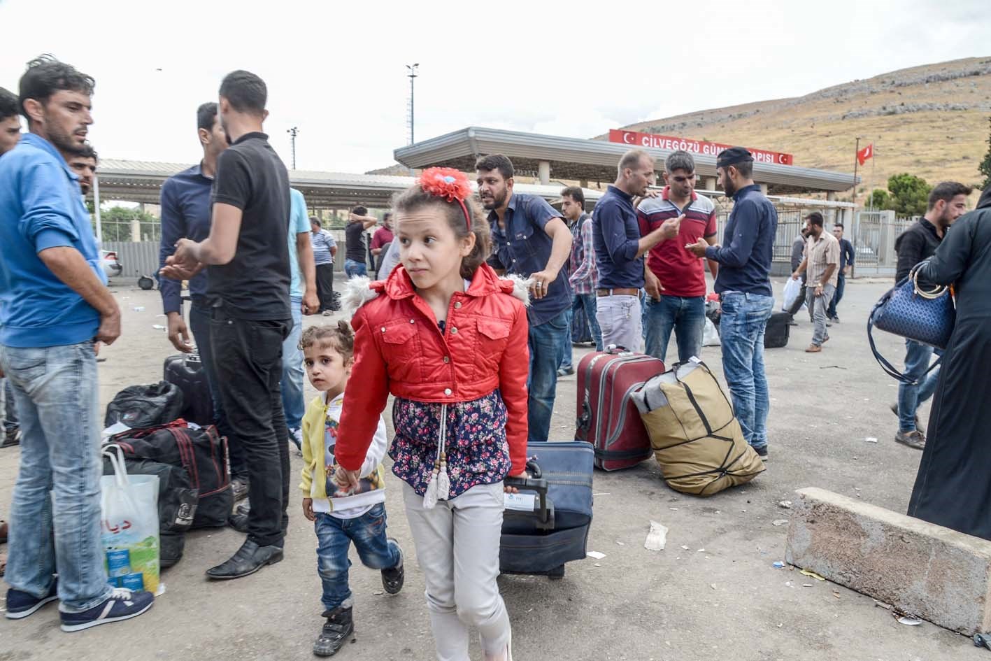 u0639u0627u0626u0644u0627u062a u0633u0648u0631u064au0629 u062au0639u0628u0631 u0627u0644u062du062fu0648u062f u0625u0644u0649 u0627u0644u062cu0627u0646u0628 u0627u0644u062au0631u0643u064a u0645u0639 u062au0632u0627u064au062f u0627u0644u0645u062eu0627u0648u0641 u0645u0646 u0639u0645u0644u064au0629 u0639u0633u0643u0631u064au0629 u0648u0627u0633u0639u0629 u0641u064a u0625u062fu0644u0628 (u0627 u0641 u0628)