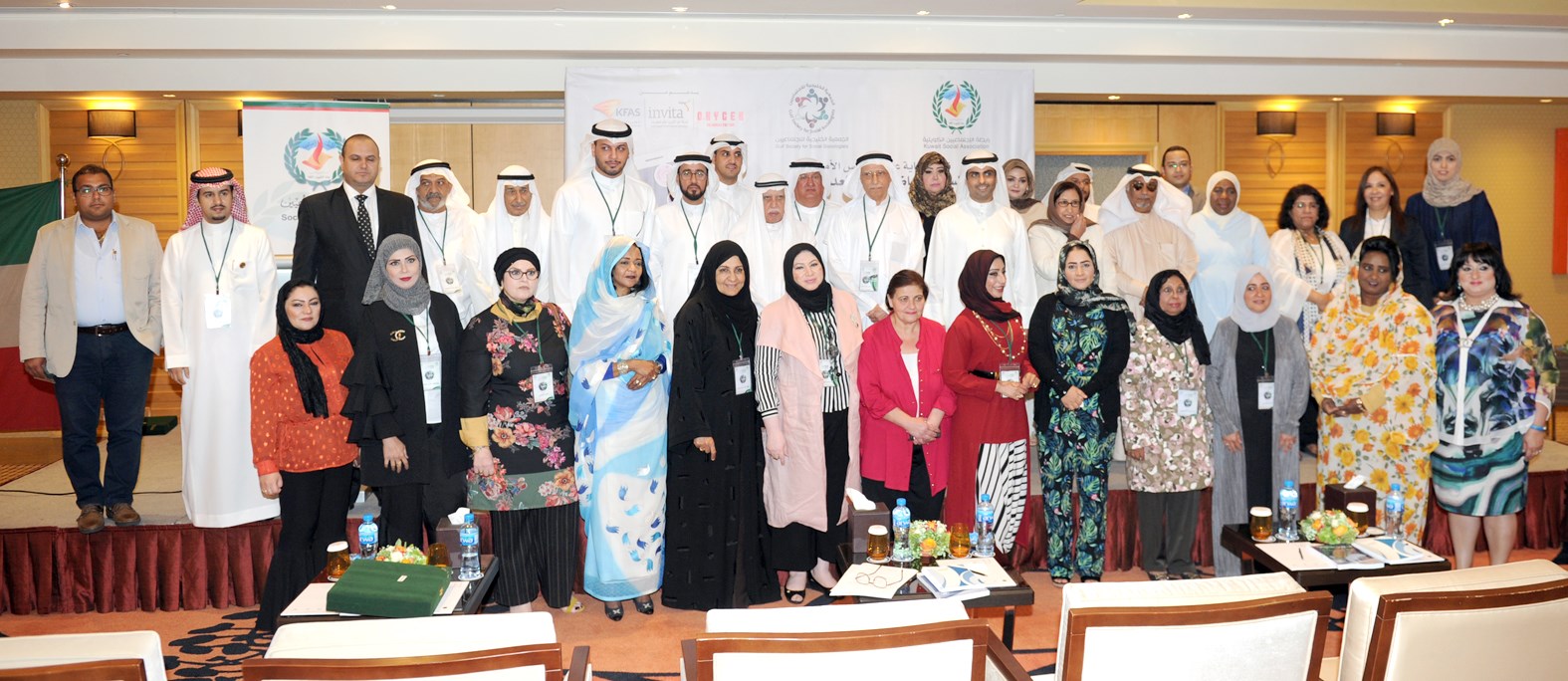 u0627u0644u0645u0634u0627u0631u0643u0648u0646 u0641u064a u0627u0644u0645u0644u062au0642u0649 u0641u064a u0644u0642u0637u0629 u062cu0627u0645u0639u0629 (u062au0635u0648u064au0631 u0643u0631u0645 u0630u064au0627u0628)