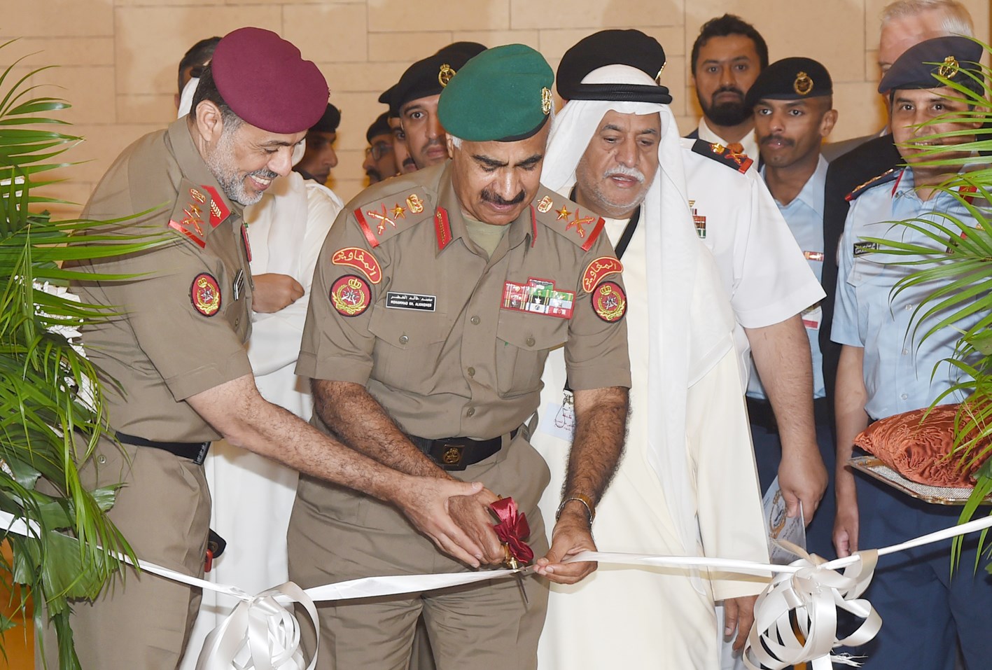 الخضر والنواف يقصان شريط افتتاح الملتقى (تصوير سعد هنداوي)