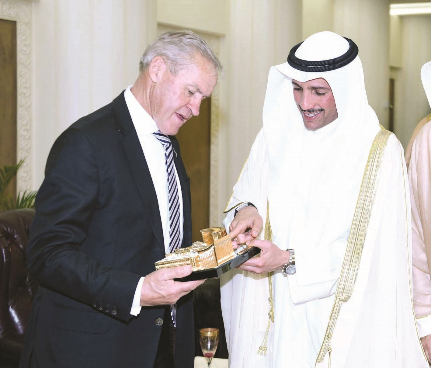 الغانم مقدماً هدية تذكارية لكارتر