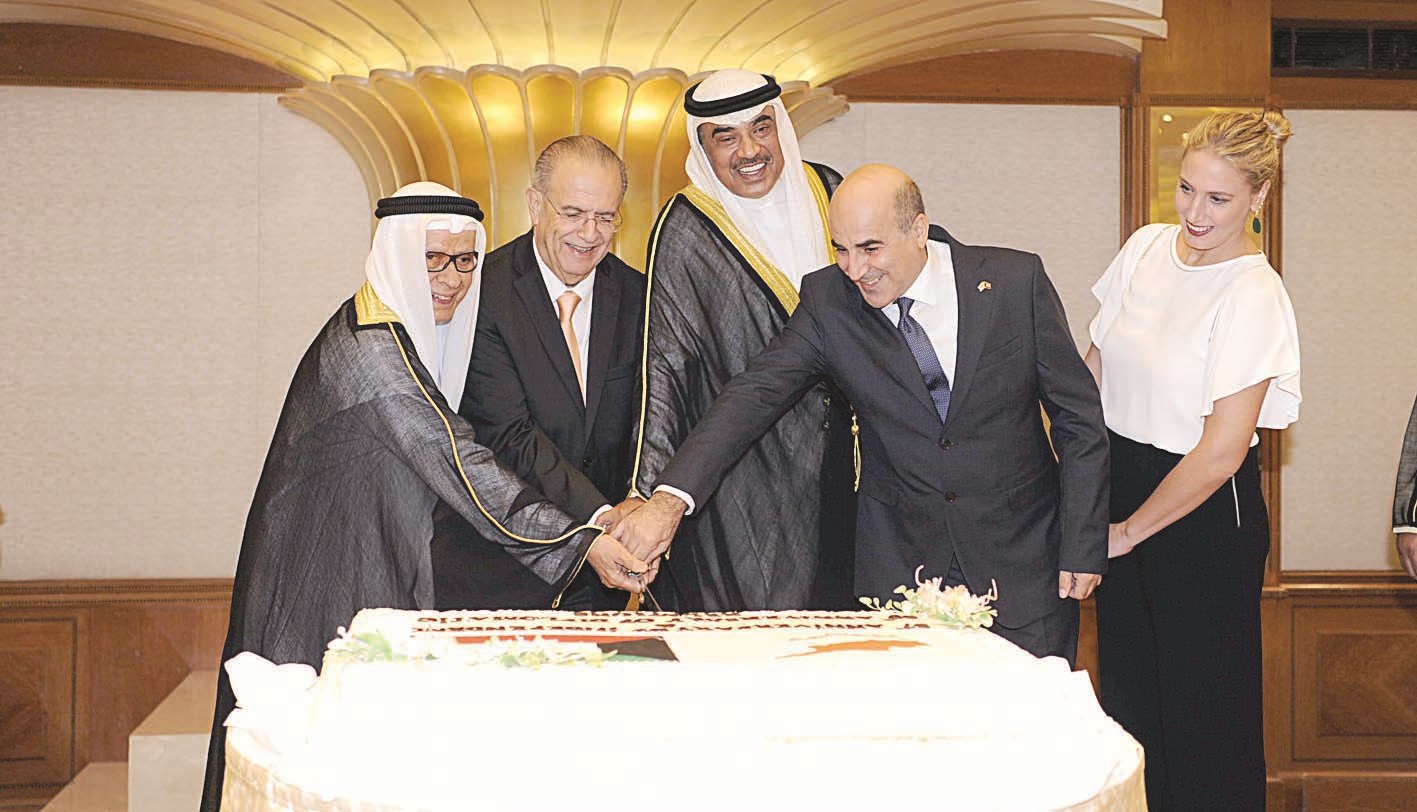 u0635u0628u0627u062d u0627u0644u062eu0627u0644u062f u064au0634u0627u0631u0643 u0641u064a u0642u0637u0639 u0642u0627u0644u0628 u062du0644u0648u0649 u0627u0644u0627u062du062au0641u0627u0644b (u062au0635u0648u064au0631 u0637u0627u0631u0642 u0639u0632 u0627u0644u062fu064au0646)