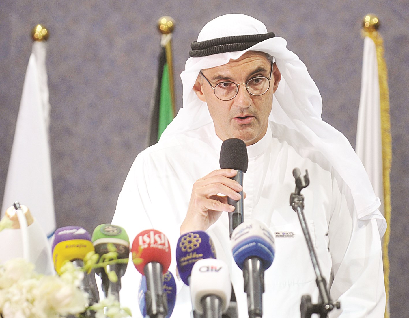 طارق السلطان يتحدث في الحفل