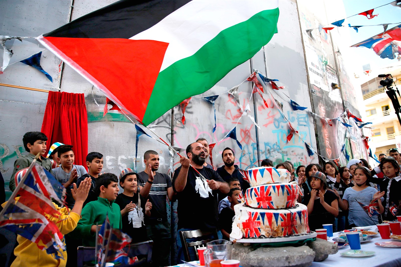 u0623u0637u0641u0627u0644 u0641u0644u0633u0637u064au0646u064au0648u0646 u064au0634u0627u0631u0643u0648u0646 u0641u064a u0641u0639u0627u0644u064au0629 u0623u0642u0627u0645u0647u0627 u0641u0646u0627u0646 u0628u0631u064au0637u0627u0646u064a u0644u0644u0627u0639u062au0630u0627u0631 u0639u0646 u0648u0639u062f u0628u0644u0641u0648u0631 u0641u064a u0628u064au062a u0644u062du0645 u0628u0627u0644u0636u0641u0629 u0627u0644u063au0631u0628u064au0629      (u0627 u0641 u0628)