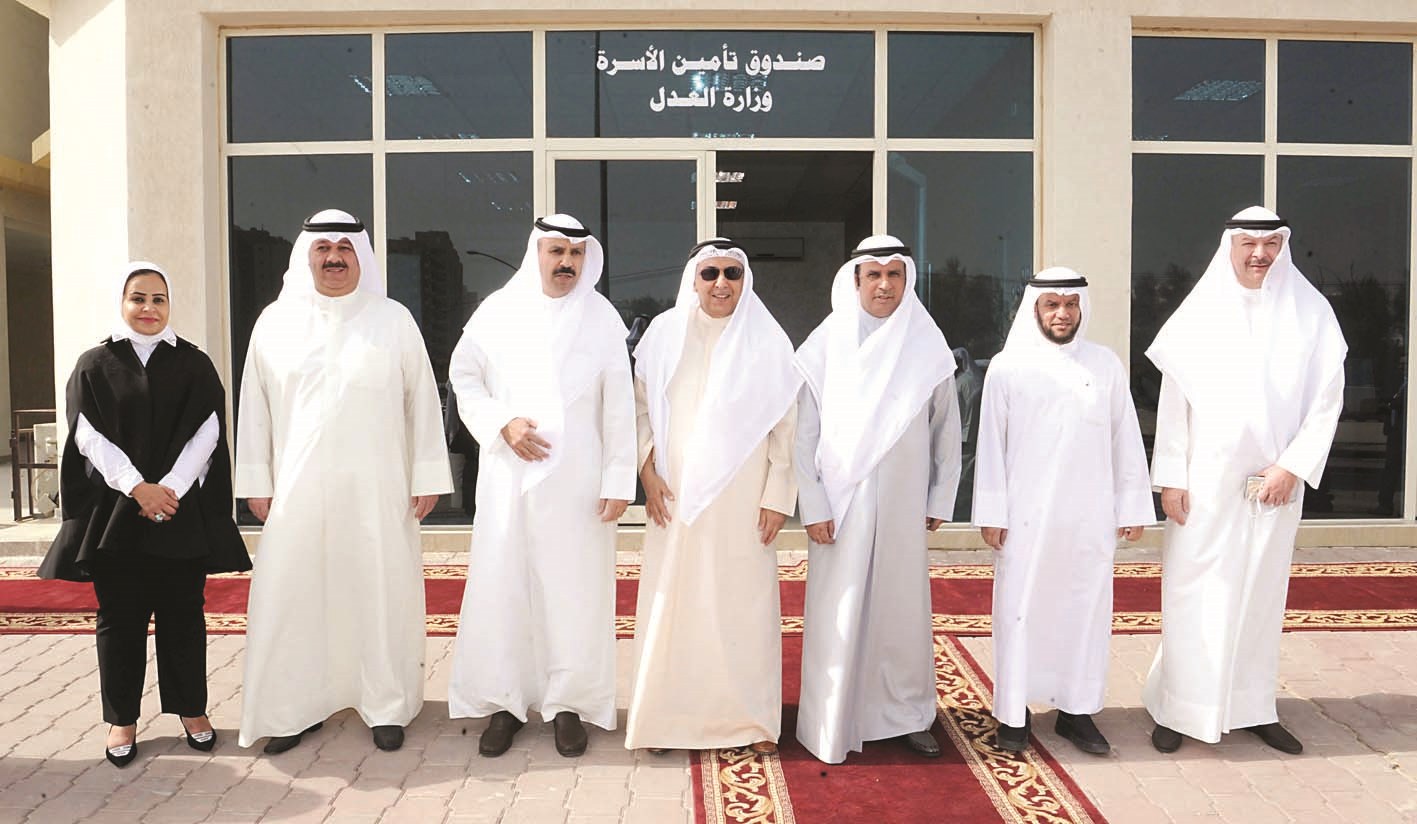 لقطة جماعية أمام المقر الجديد  (تصوير طارق عز الدين)