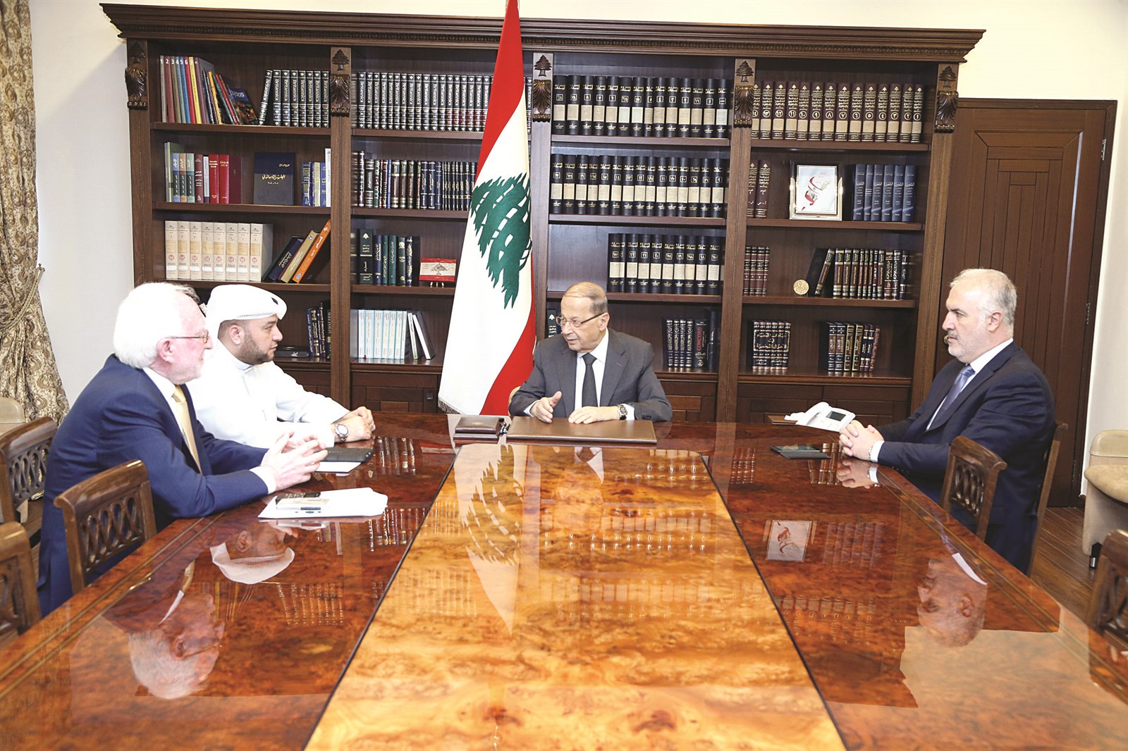 الرئيس عون متحدثاً للزميل ماجد العلي بحضور مستشاره السياسي والإعلامي الزميل جان عزيز ومدير مكتب «الراي» في بيروت وسام أبو حرفوش