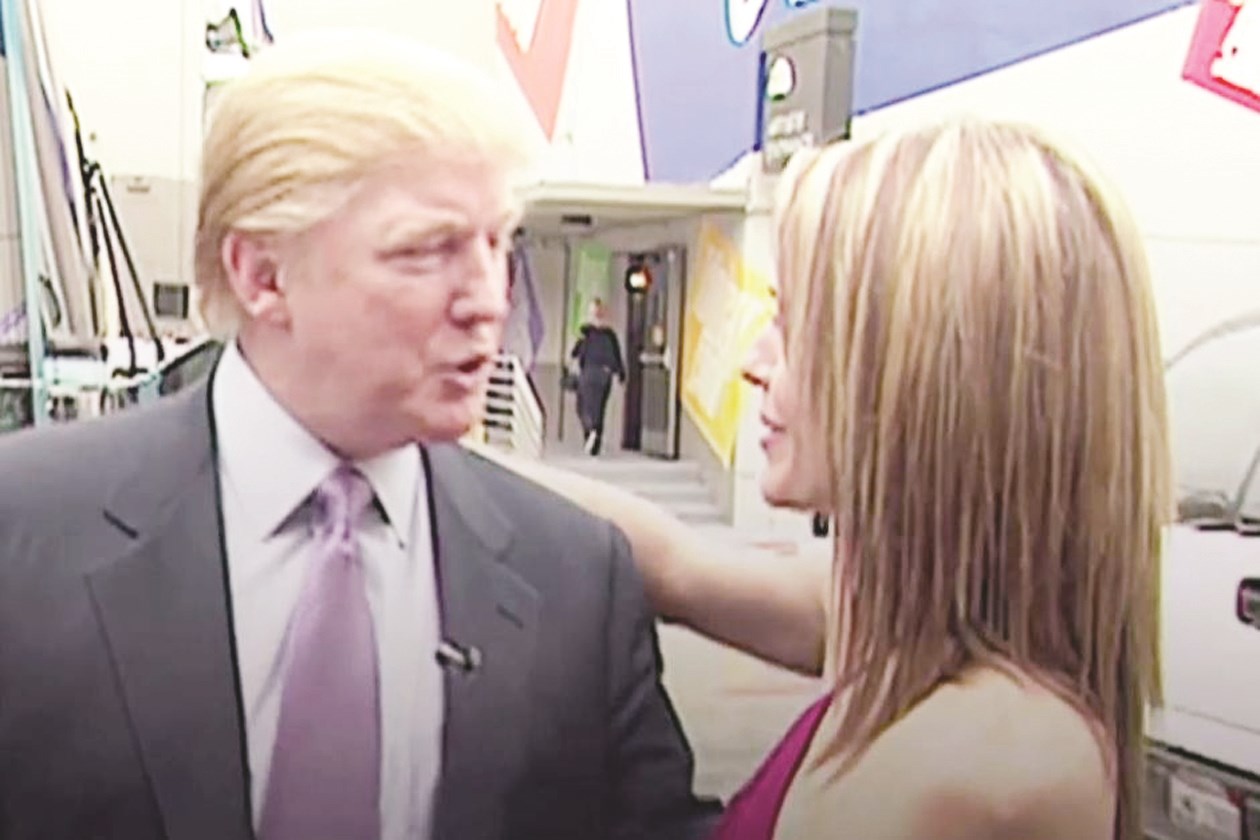 ترامب ملاطفاً شقراء بأسلوب «تحرُّشي» في فيديو «Access Hollywood»