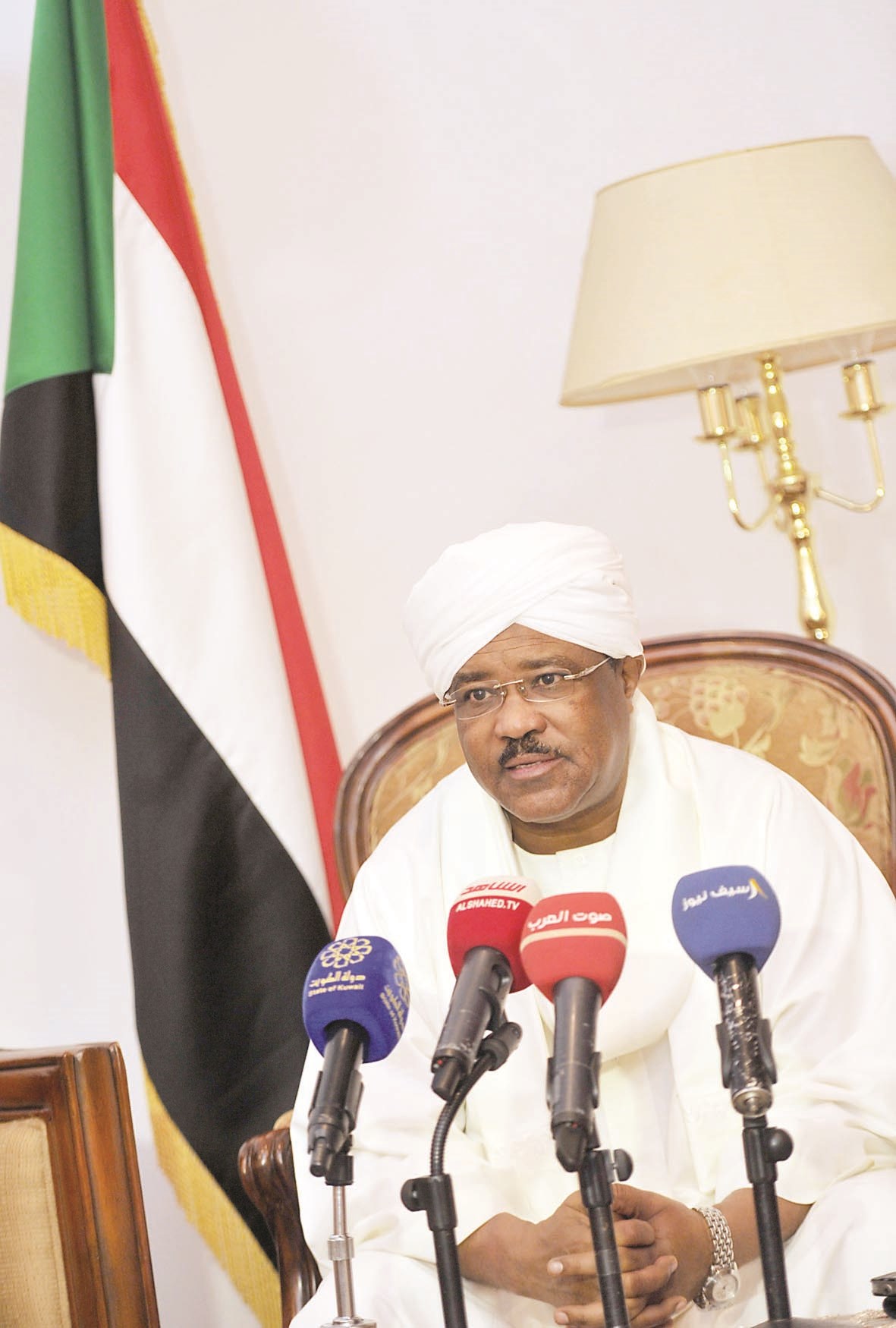 u0627u0644u0633u0641u064au0631 u0633u0627u0644u0645 u0645u062au062du062fu062bu0627u064b u0641u064a u0627u0644u0645u0624u062au0645u0631 u0627u0644u0635u062du0627u0641u064a  (u062au0635u0648u064au0631 u0633u0639u062f u0647u0646u062fu0627u0648u064a)