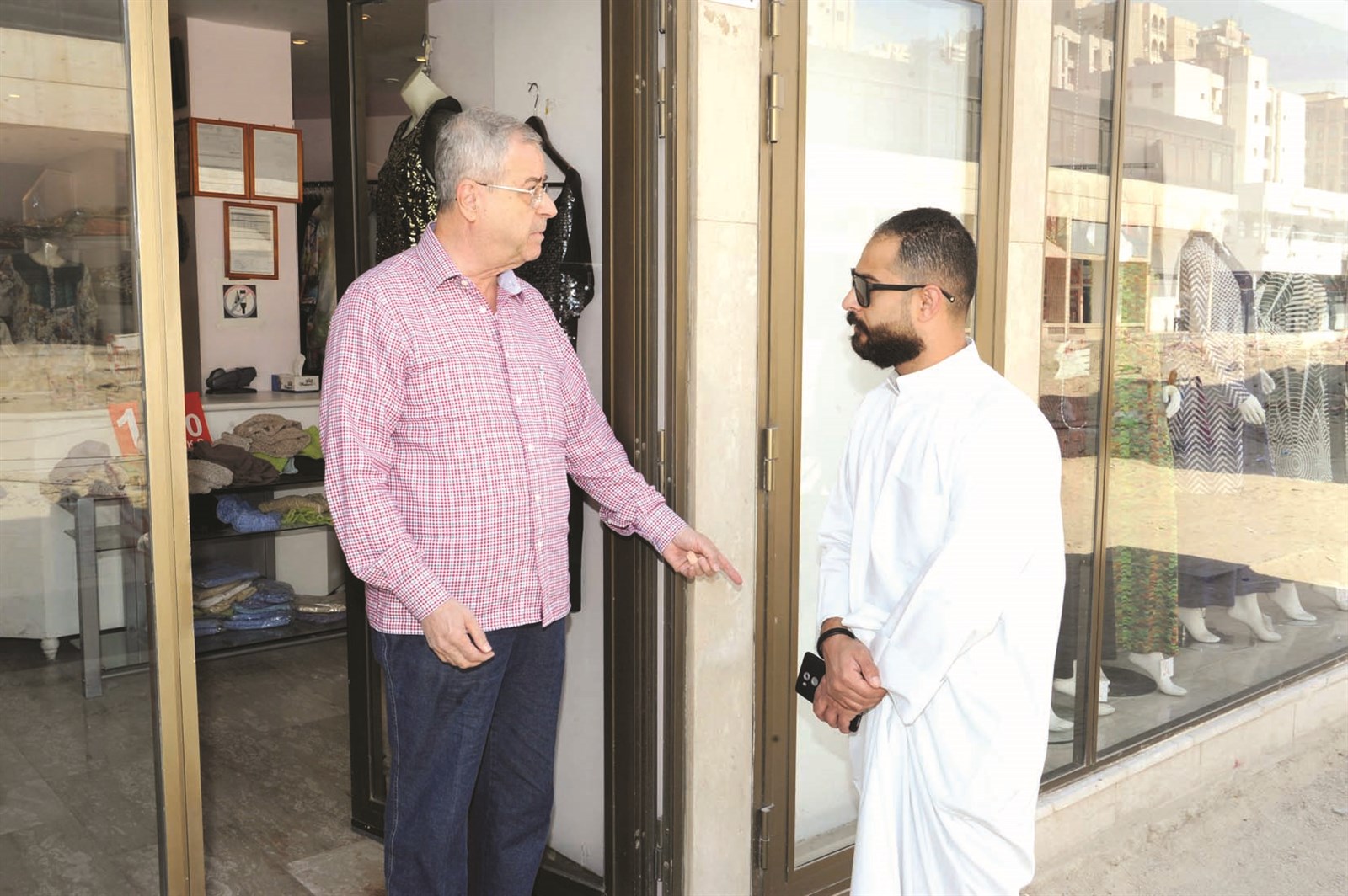 مستثمر محل في السوق يتحدث للزميل محمد أنور