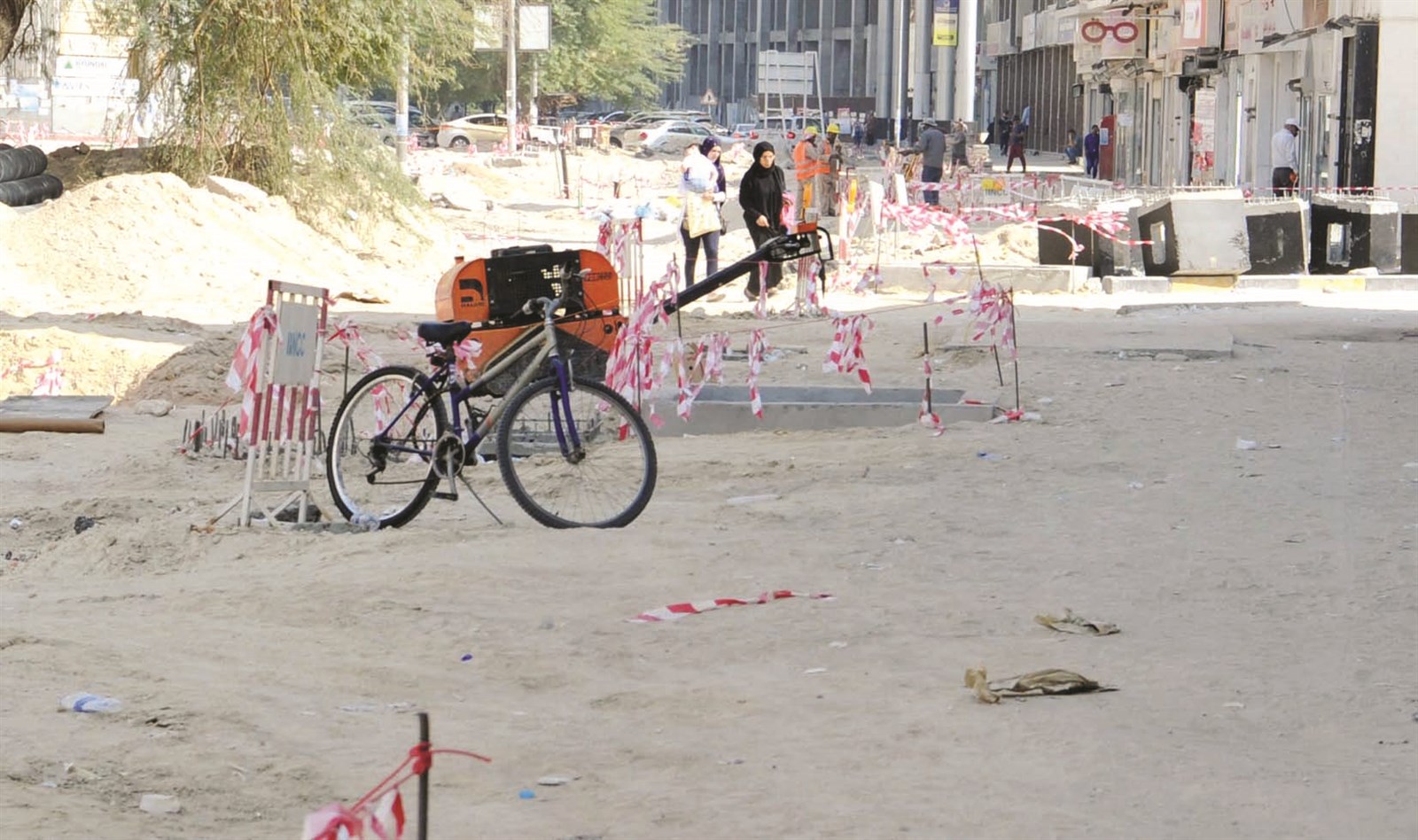 الزبائن يجدون صعوبة في التحرك بالسوق