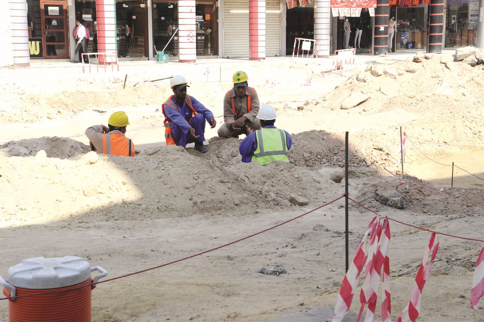 عمال في المشروع