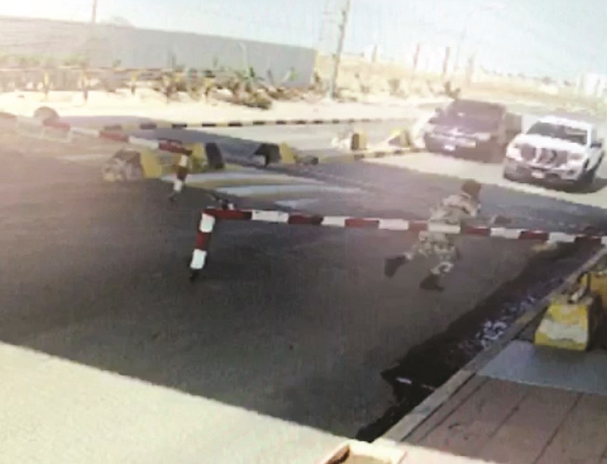 ... والعسكري يحاول تفاديه