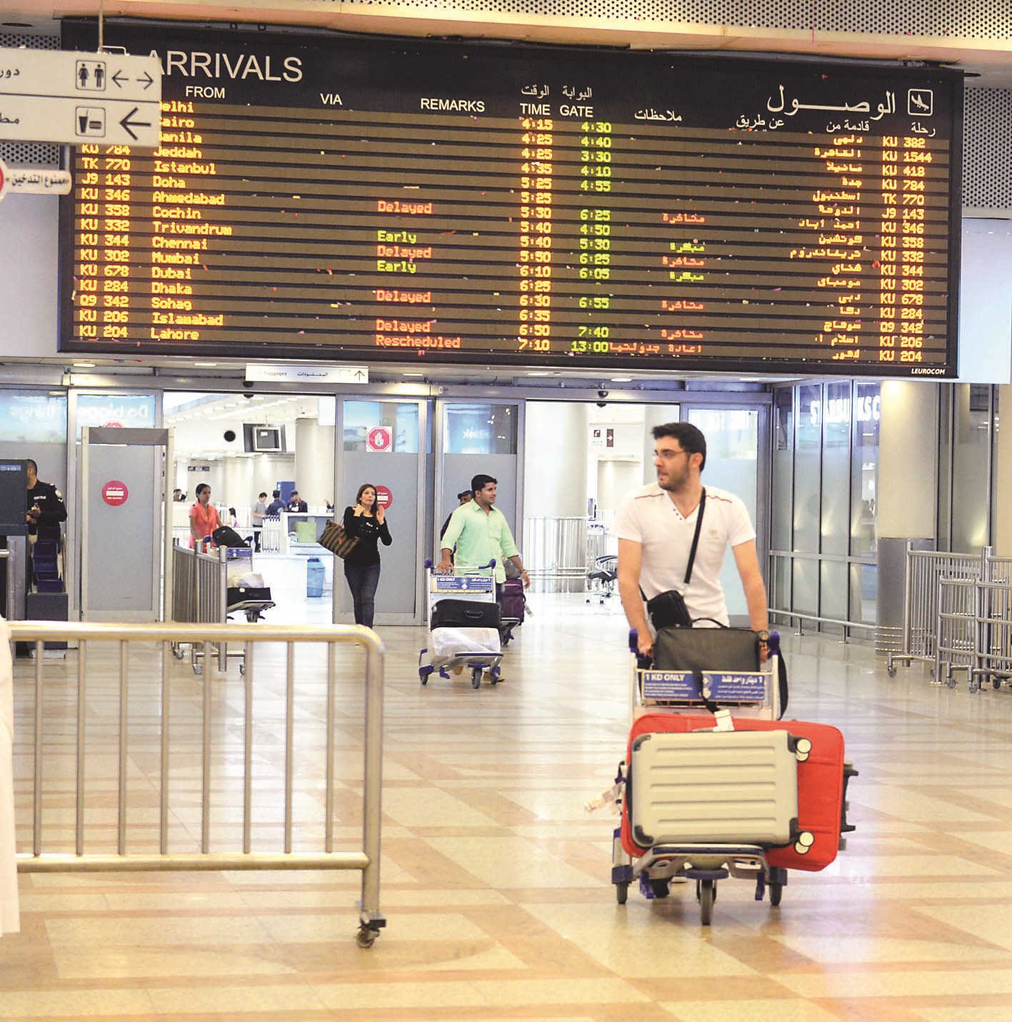 مواطنون لدى عودتهم من بيروت أمس                   (تصوير زكريا عطية)