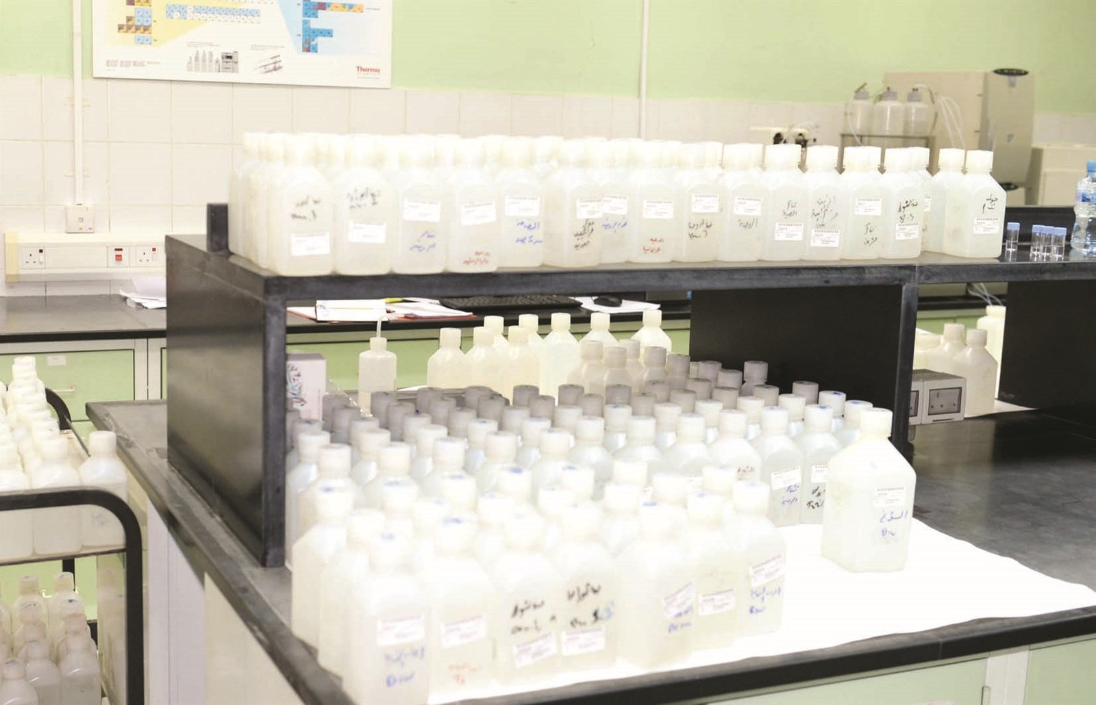 عينات مياه تم جمعها لتحليلها