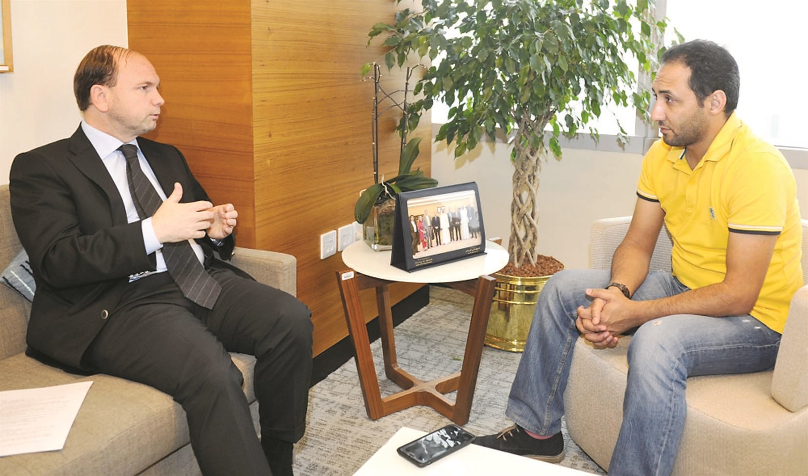 رعد متحدثاً للزميل أحمد زكريا  (تصوير سعد هنداوي)