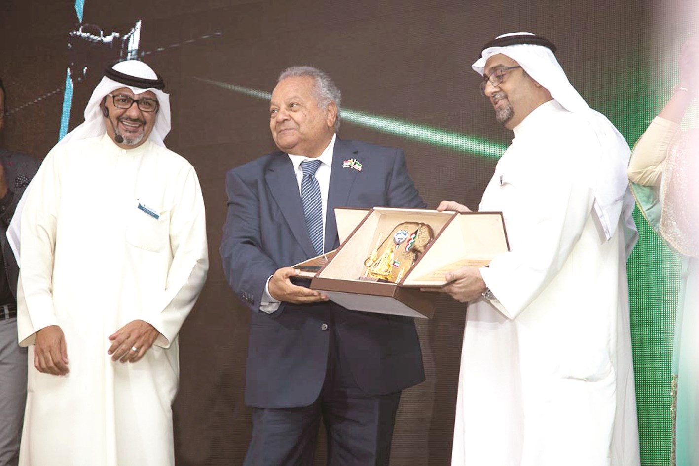 ا?براهيم أبو ذكري يتوسط صباح السلطان ومحمد الحاج