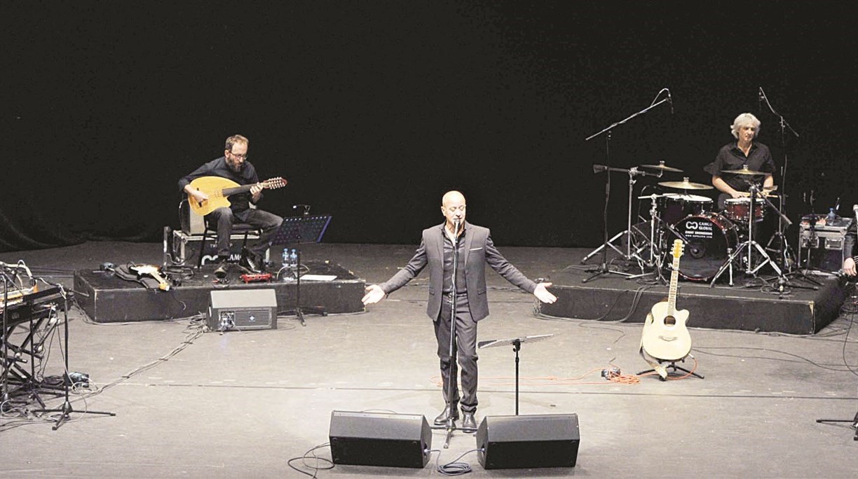 u00abRadio Dervishu00bb u0639u0644u0649 u0627u0644u0645u0633u0631u062d  (u062au0635u0648u064au0631 u0637u0627u0631u0642 u0639u0632u0627u0644u062fu064au0646)