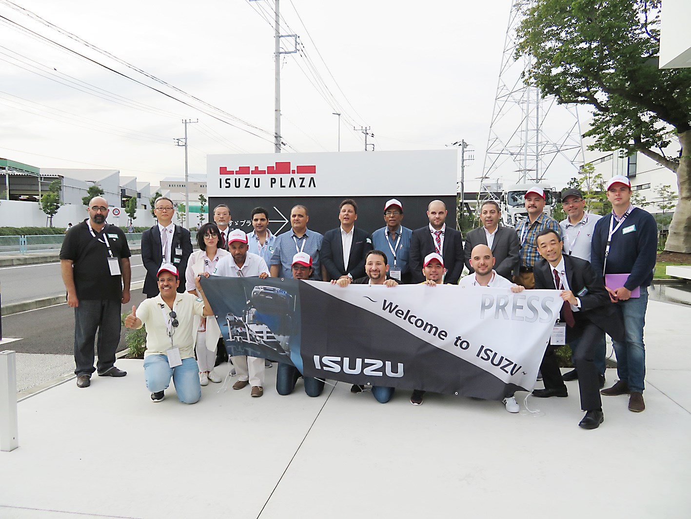 مسؤولو «إيسوزو» والوفد الصحافي أمام متحف الشركة