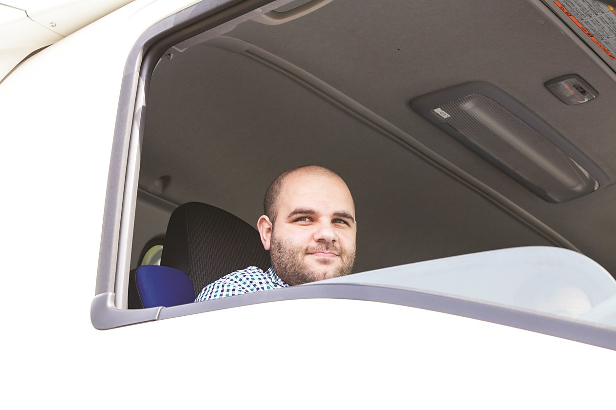 الزميل أسامة مروة مجرّباً إحدى الشاحنات