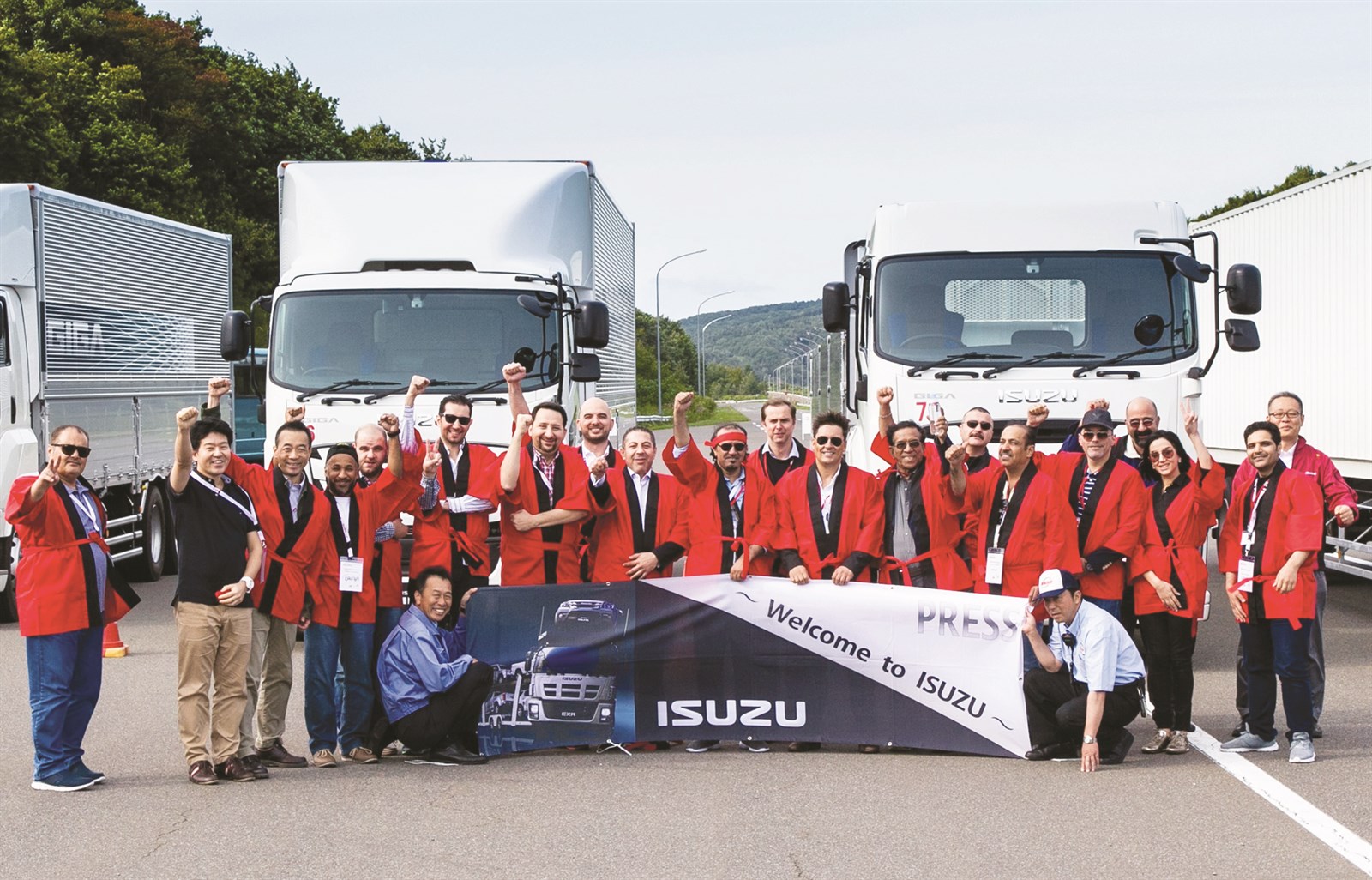 النوباني والوفد الزائر في لقطة جماعية باللباس التقليدي الياباني
