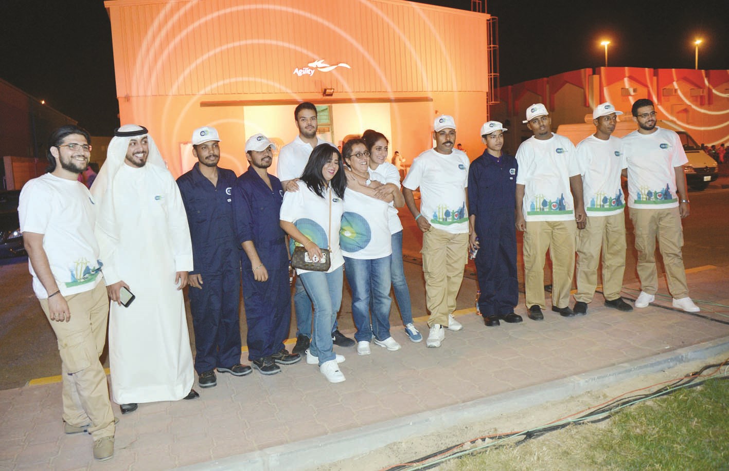 أصحاب مشروع «أمنية» يتوسطون عدداً من الشباب