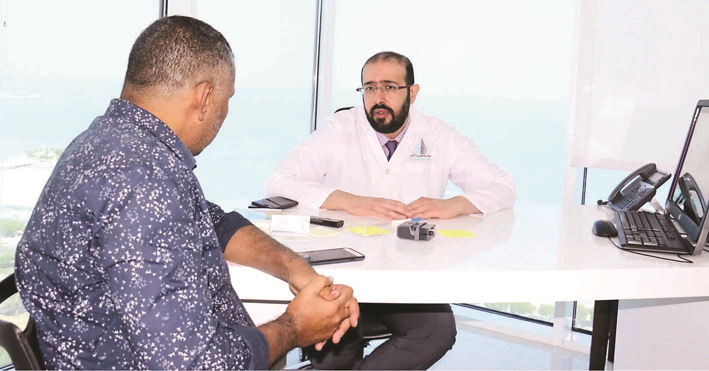 الدراجي متحدثا للزميل عمر العلاس (تصوير بسام زيدان)