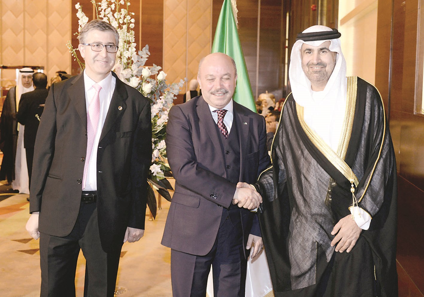 السفير الإماراتي مهنئاً